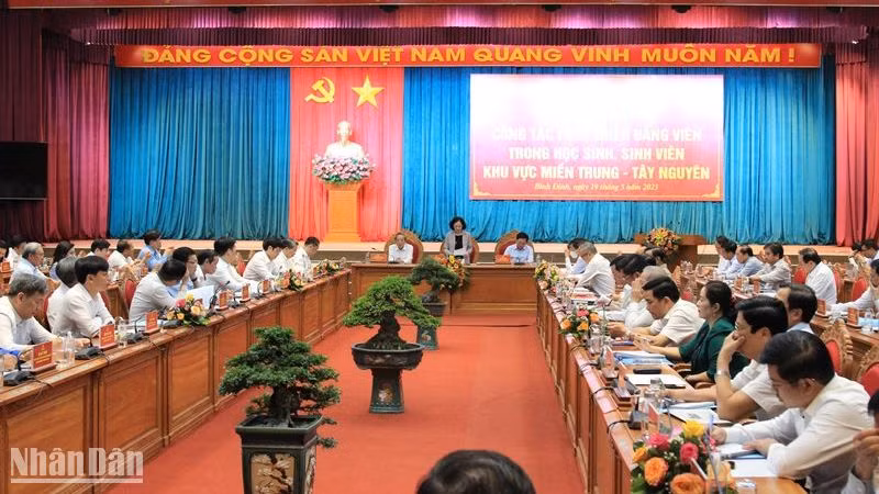 Quang cảnh Hội thảo công tác phát triển đảng viên trong học sinh, sinh viên khu vực miền trung-Tây Nguyên. 