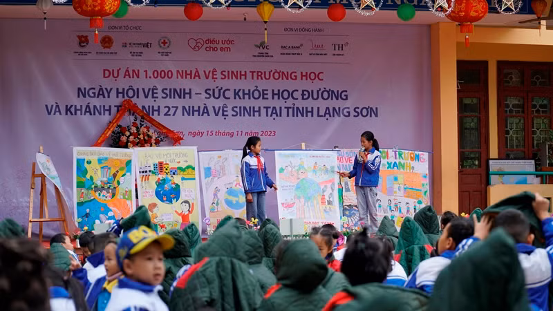 Quang cảnh tại Ngày hội Vệ sinh-Sức khỏe học đường và khánh thành 27 nhà vệ sinh trường học tại tỉnh Lạng Sơn.