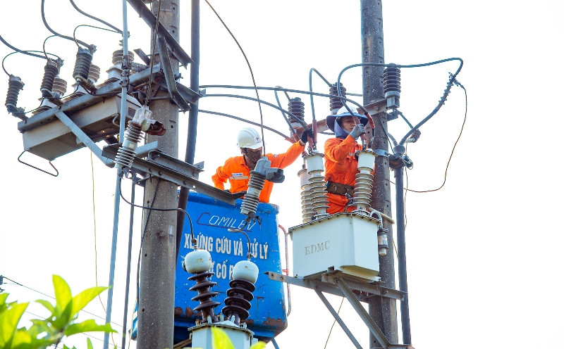 Công nhân điện lực sửa chữa điện mùa nắng nóng.