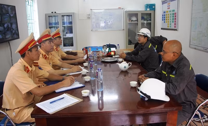 Cảnh sát giao thông Điện Biên tuyên truyền đến các chủ xe chấp hành nghiêm quy định thiết kế an toàn phương tiện.