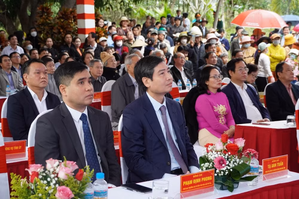 Các đại biểu tham dự Lễ đón nhận Bằng xếp hạng di tích quốc gia Danh lam thắng cảnh Đập Đồng Cam.