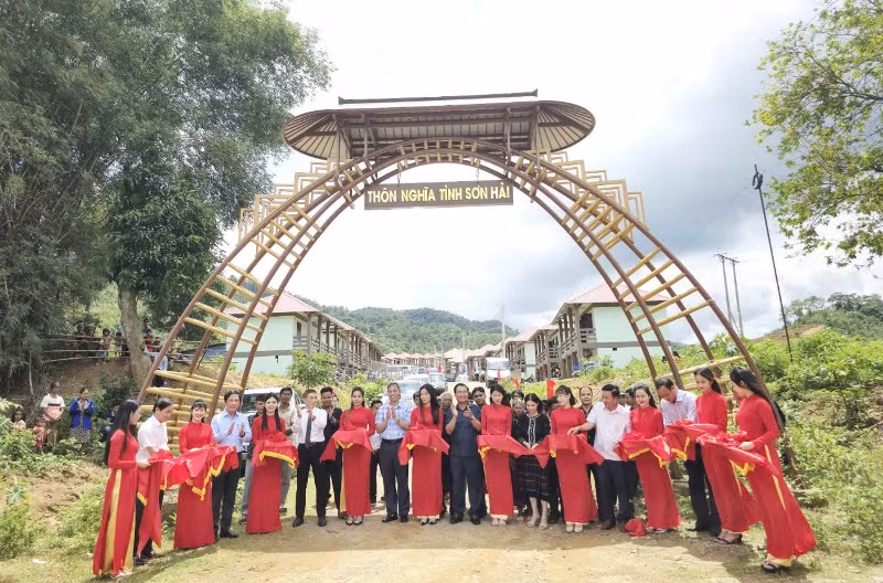 Khánh thành, bàn giao, đưa vào sử dung khu ở mới có tên gọi thôn Nghĩa tình Sơn Hải ở xã Hướng Lập, huyện Hướng Hóa.