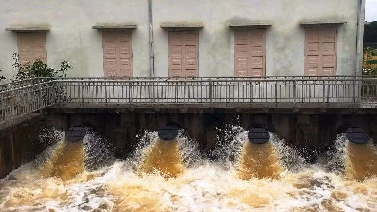 Các doanh nghiệp khai thác công trình thủy lợi ở Thanh Hóa đang vận hành các trạm bơm tiêu thoát nước, bảo vệ cây trồng, khu dân cư.