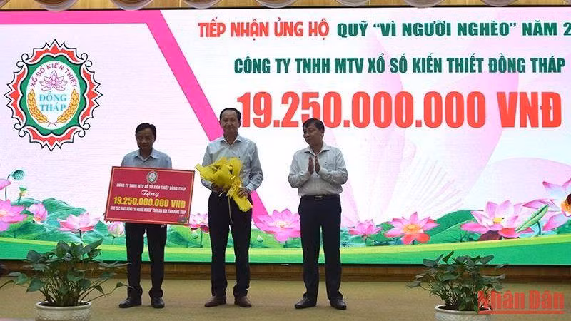 Đại diện Công ty TNHH MTV Xổ số kiến thiết Đồng Tháp ủng hộ hơn 19,2 tỷ đồng vào Quỹ “Vì người nghèo” tỉnh Đồng Tháp.