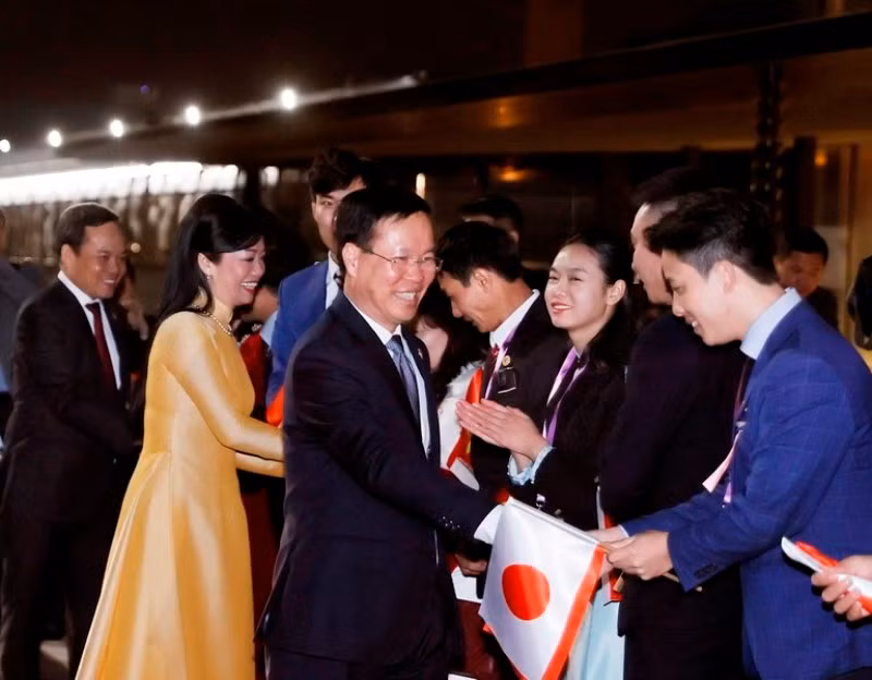 Cán bộ, nhân viên Đại sứ quán cùng đại diện cộng đồng người Việt Nam đang sinh sống, học tập và làm việc tại Nhật Bản đón Chủ tịch nước Võ Văn Thưởng và Phu nhân. (Ảnh: Thống Nhất/TTXVN)