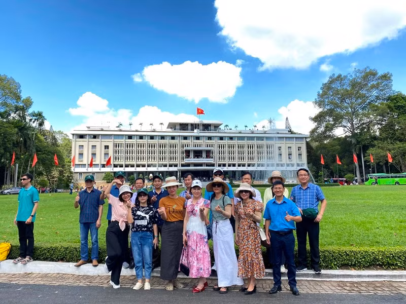 Du khách tham quan Dinh Độc Lập (Thành phố Hồ Chí Minh). Ảnh: Võ Mạnh Hảo