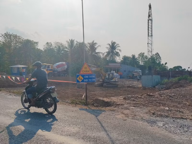 Rào chắn sơ sài, công trình tuyến tránh Quốc lộ 30 có đoạn không làm rào chắn tại xã An Bình, huyện Cao Lãnh.