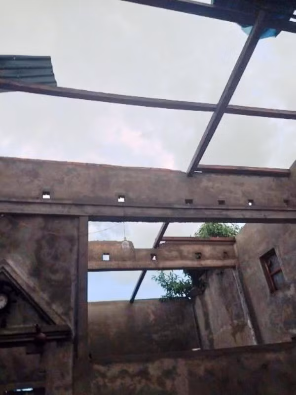 Thiệt hại do dông lốc gây ra.