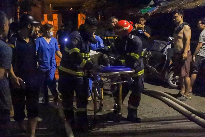 Lực lượng chữa cháy đưa nạn nhân ra ngoài.