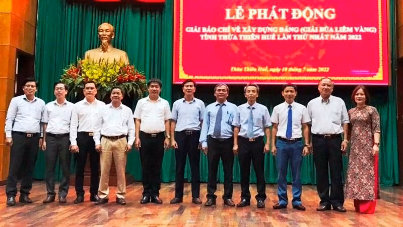 Các thành viên Ban Tổ chức Giải Báo chí về xây dựng Đảng tỉnh chụp ảnh lưu niệm với các sở, ban liên quan.