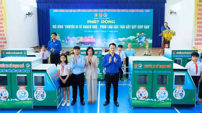 Trao tặng xe phân loại rác cho các trường.