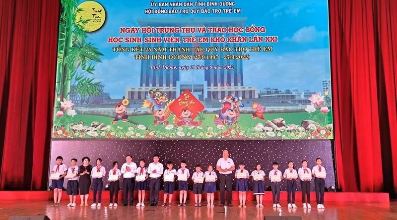 Đại diện Ban Tổ chức trao học bổng “Cùng em đến trường” cho học sinh có thành tích học tập loại khá, giỏi.