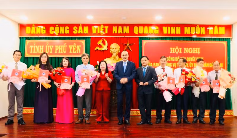 Lãnh đạo tỉnh Phú Yên trao các quyết định điều động, phân công, chỉ định, bổ nhiệm cho các cán bộ. 