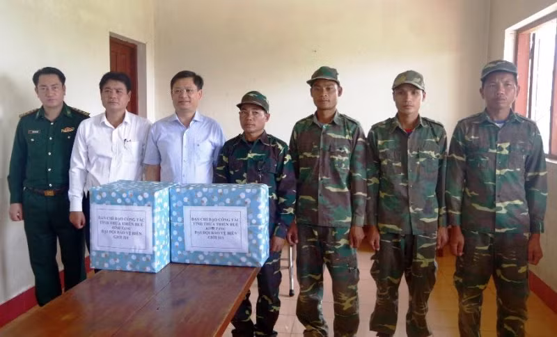 Phó Chủ tịch Thường trực UBND tỉnh Nguyễn Thanh Bình tặng quà Đồn Công an Tà Vàng. (Ảnh: Võ Tiến)