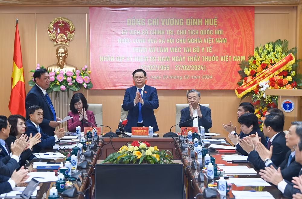 Chủ tịch Quốc hội Vương Đình Huệ chủ trì cuộc làm việc với Bộ Y tế.