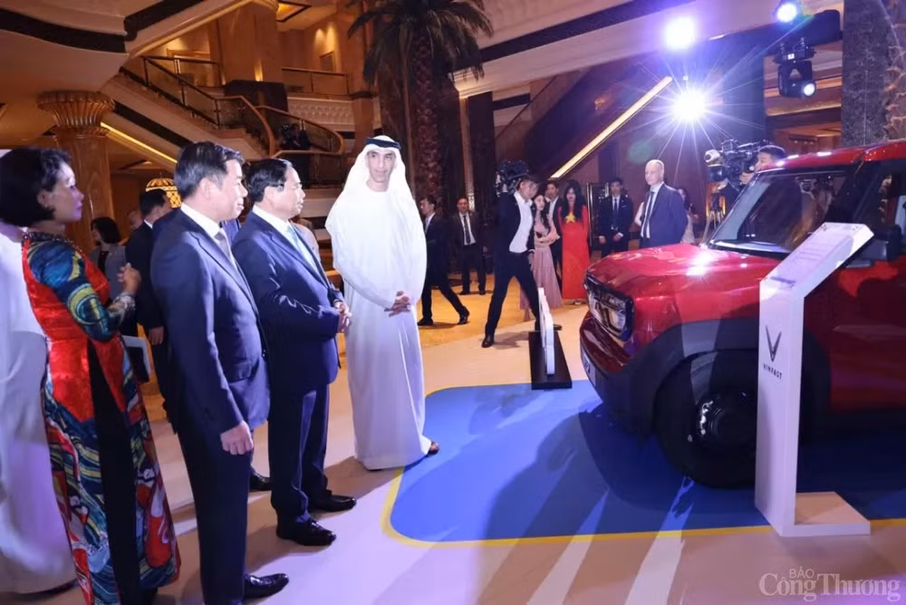 Ngày 27/10, tại UAE, Thủ tướng Phạm Minh Chính cùng Đoàn đại biểu cấp cao Việt Nam đã dự sự kiện ra mắt thương hiệu ô tô của Vinfast.