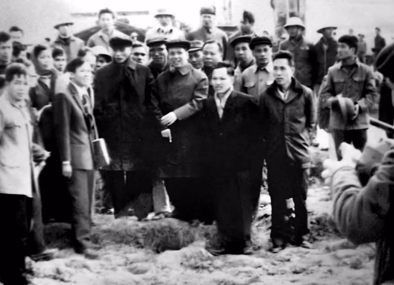 Thủ tướng Chính phủ Phạm Văn Đồng cùng Tổng cục trưởng Tổng cục Dầu khí Nguyễn Văn Biên thăm giếng khoan 61, ngày 16/3/1976.