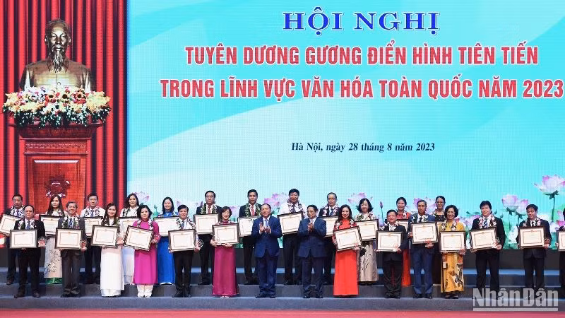 Trao bằng khen tặng 26 tập thể và cá nhân điển hình tiên tiến.