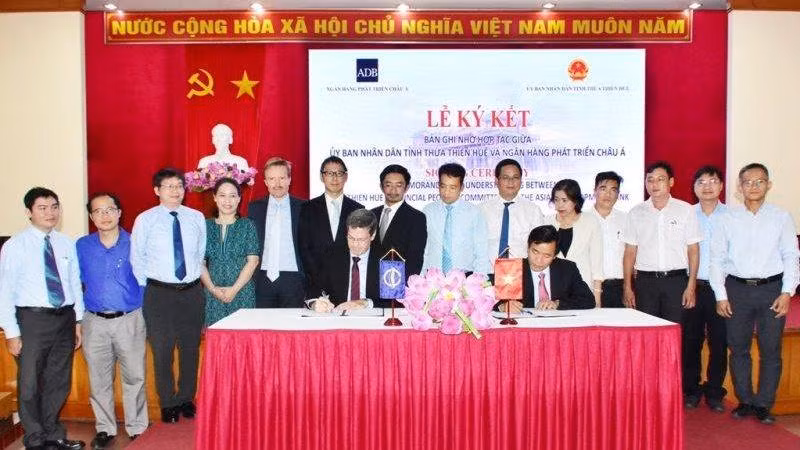 Tại buổi ký kết hợp tác giữa Giám đốc quốc gia ADB tại Việt Nam và Chủ tịch UBND tỉnh Thừa Thiên Huế.