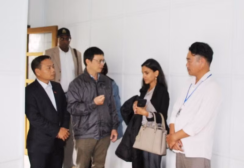 Đoàn lãnh đạo Báo Granma và Báo Nhân Dân thăm căn phòng lãnh tụ Cu Ba Fidel Castro từng nghỉ trưa tại Di tích trụ sở Chính phủ cách mạng Lâm thời cộng hòa miền Nam Việt Nam, năm 1973...