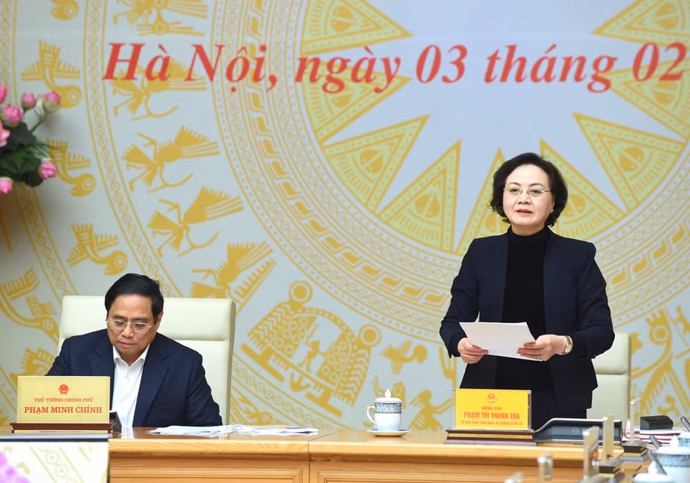 Bộ trưởng Nội vụ Phạm Thị Thanh Trà trình bày báo cáo về tình hình cải cách thủ tục hành chính.