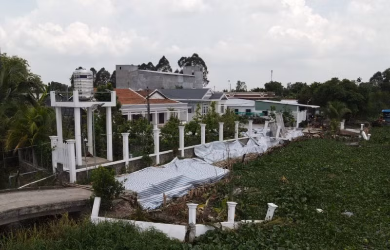 Hiện trạng sạt lở tại Vàm Cỏ Tây (khu vực đê bao liên ấp Bến Kè, Nước Trong, Voi Đình, xã Thủy Đông, huyện Thạnh Hóa) đang lập phương án khắc phục. 