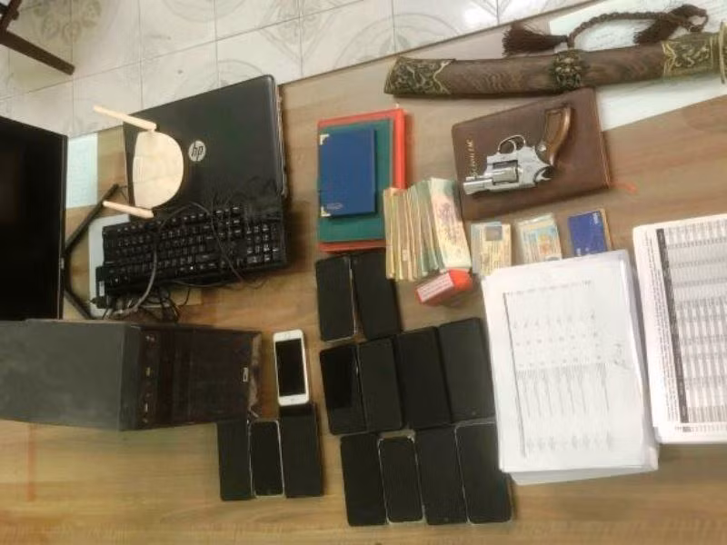 Tang vật vụ án đường dây cá độ bóng đá, cho vay nặng lãi.