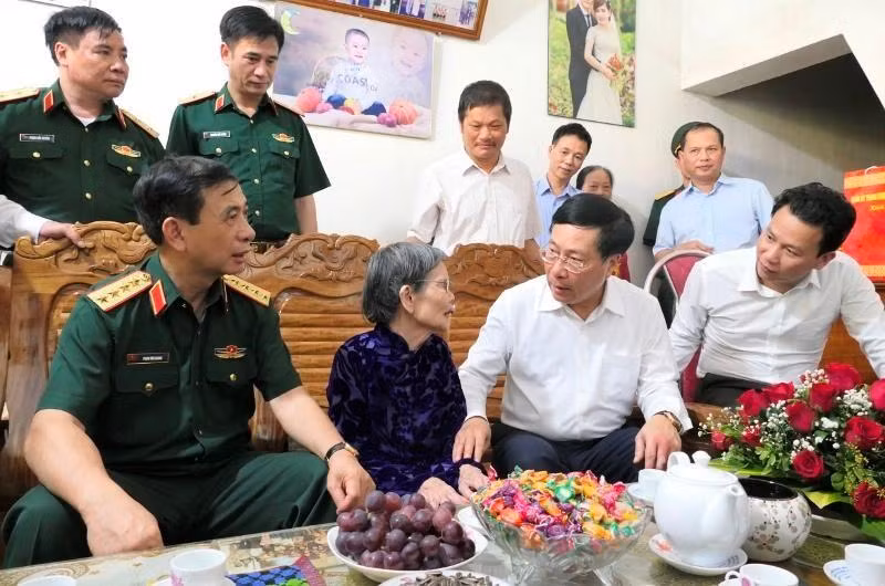 Đồng chí Phạm Bình Minh và Đại tướng Phan Văn Giang tặng quà mẹ liệt sĩ Nguyễn Thị Dé, thành phố Hà Giang.