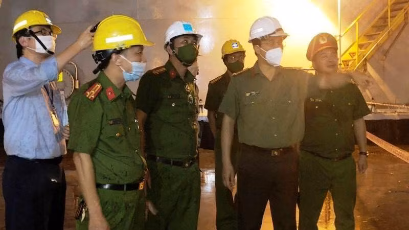 Lãnh đạo Công an Hà Tĩnh kiểm tra chỉ đạo công tác điều tra nguyên nhân tại nơi xảy ra sự cố. (Ảnh: Công an Hà Tĩnh)