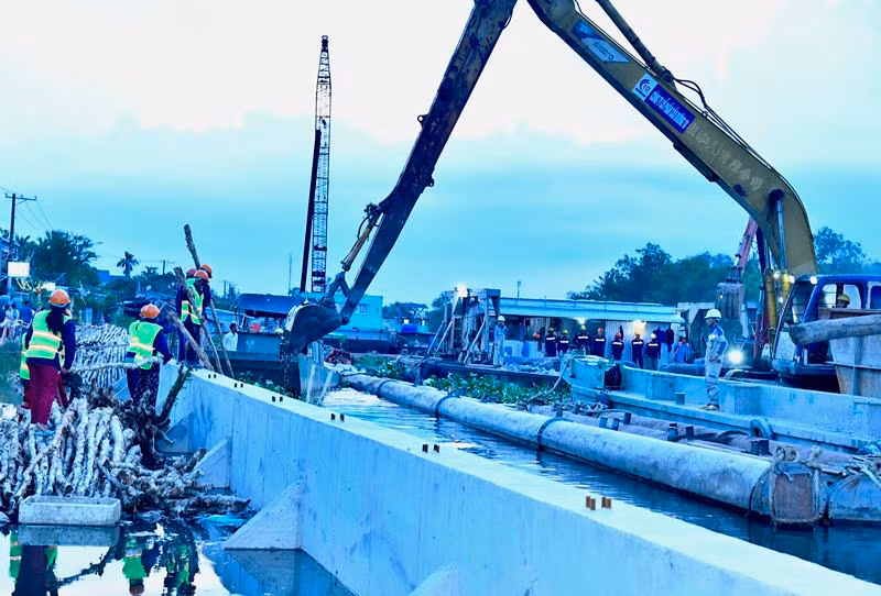 Thi công dự án kè chống sạt lở khẩn cấp sông Trà Nóc.