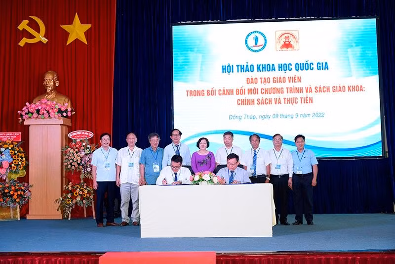 Trường Đại học Đồng Tháp và Tạp chí Giáo dục tiến hành lễ ký kết Biên bản hợp tác giữa 2 đơn vị. (Ảnh: THANH NGUYÊN)