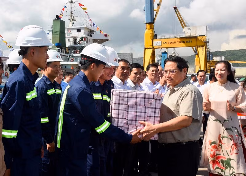 Thủ tướng Phạm Minh Chính trao tặng quà cho CBCNV Cảng biển Nghi Sơn.