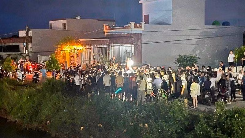 Người dân xã Hoành Sơn (huyện Giao Thủy, tỉnh Nam Định) tìm thấy cháu bé bị đuối nước, tử vong do tắm sông tối 11/8.