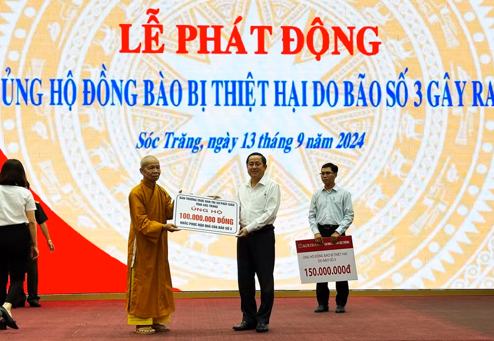 Hòa thượng Thích Thiện Thạnh, Phó Trưởng Ban Thường trực Ban Trị sự Giáo hội Phật giáo Việt Nam tỉnh Sóc Trăng, trao bảng tặng 100 triệu đồng cứu trợ đồng bào miền bắc bị thiên tai. (Ảnh: Thanh Phong)