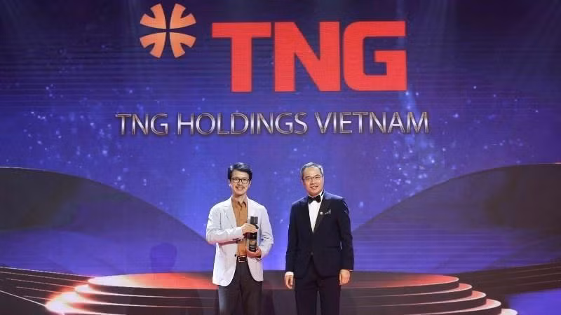 Ông Trần Tuấn Việt - Giám đốc khối Truyền thông và Marketing, đại diện Tập đoàn TNG Holdings Vietnam nhận giải thưởng “Doanh nghiệp xuất sắc châu Á”.
