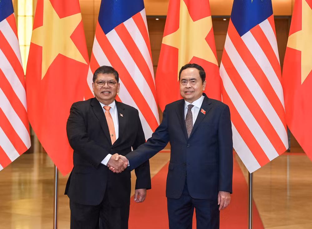 Chủ tịch Quốc hội Trần Thanh Mẫn và Chủ tịch Hạ viện Malaysia Tan Sri Dato’ Johari Bin Abdul tại lễ đón. (Ảnh: Duy Linh)