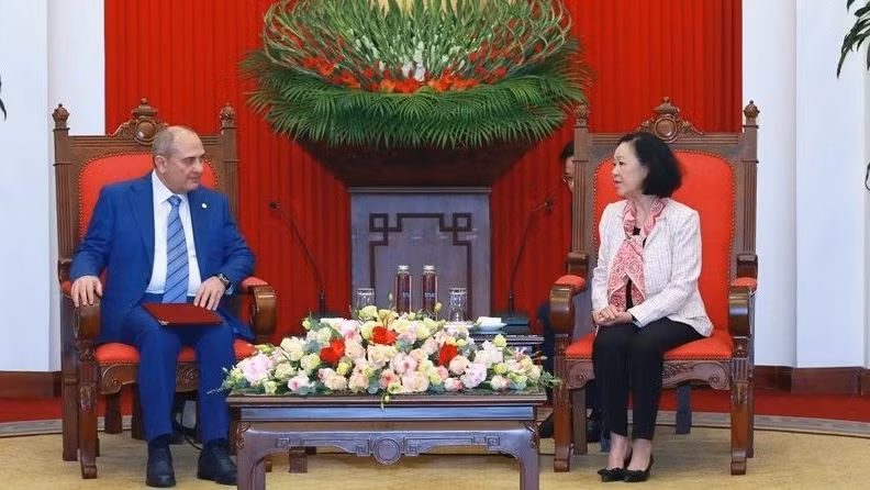 Đồng chí Trương Thị Mai tiếp Phó Chủ tịch Đảng, Chánh Văn phòng Trung ương Đảng Azerbaijan Mới Tahir Budagov. (Ảnh: Phương Hoa/TTXVN)