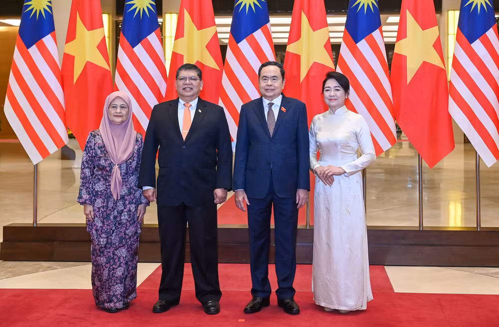 Chủ tịch Quốc hội Trần Thanh Mẫn cùng Phu nhân và Chủ tịch Hạ viện Malaysia Tan Sri Dato’ Johari Bin Abdu cùng Phu nhân. (Ảnh: Duy Linh)