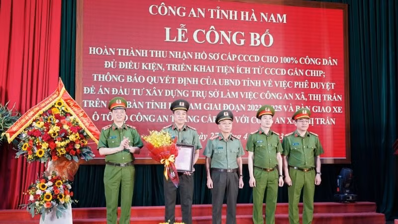 Thứ trưởng Nguyễn Duy Ngọc trao Thư khen của Bộ trưởng Công an tặng Công an tỉnh Hà Nam, đơn vị dẫn đầu cả nước hoàn thành 100% chỉ tiêu cấp căn cước công dân gắn chíp cho công dân.