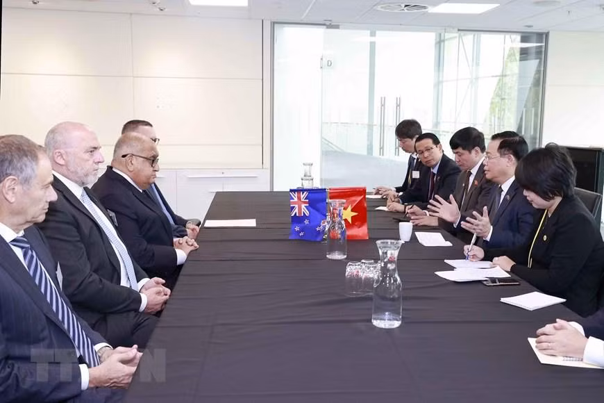 Chủ tịch Quốc hội Vương Đình Huệ gặp Ban lãnh đạo Đại học Waikato. (Ảnh: Doãn Tấn/TTXVN)