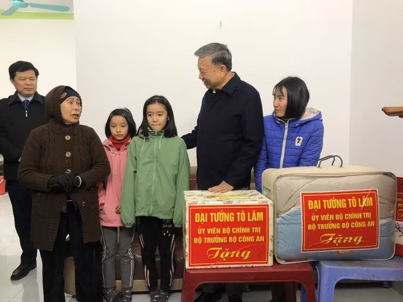 Đại tướng Tô Lâm, Ủy viên Bộ Chính trị, Bộ trưởng Công an tặng quà cho hộ gia đình chị Trịnh Thị Hà, xã Thiện Phiến, huyện Tiên Lữ, tỉnh Hưng Yên.