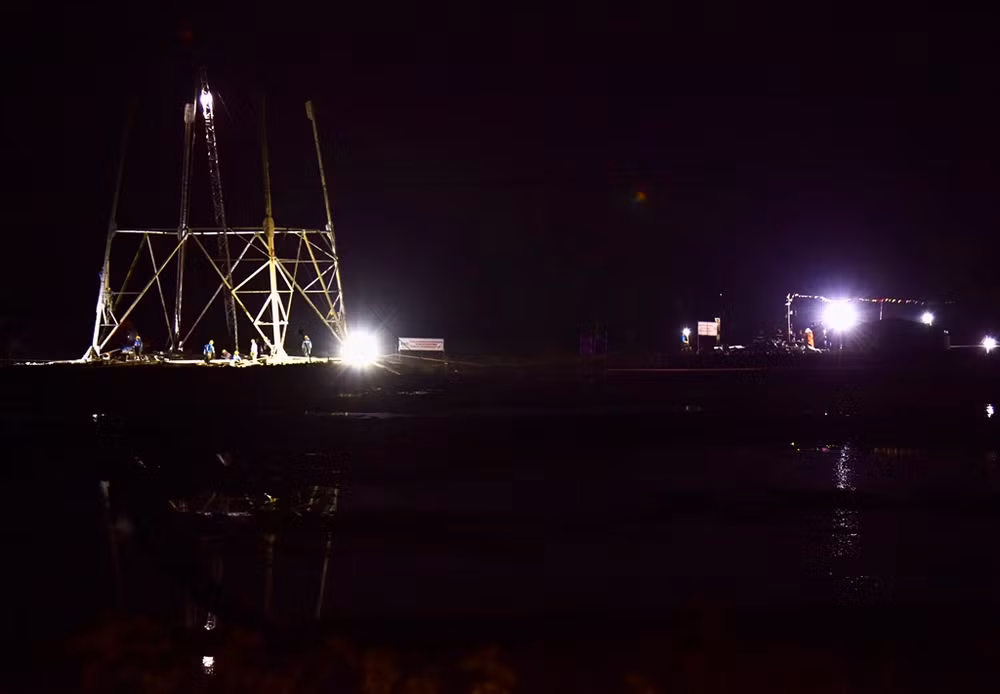 Công nhân trên công trường thi công Dự án Đường dây 500kV Nam Định 1-Thanh Hóa trên địa bàn xã Hà Hải, huyện Hà Trung, tỉnh Thanh Hóa đang nỗ lực vượt mọi khó khăn, thách thức, “"vượt nắng, thắng mưa"’, làm "3 ca, 4 kíp", “ăn tranh thủ, ngủ khẩn trương”, “Chỉ bàn làm, không bàn lùi”, làm xuyên Tết, xuyên ngày nghỉ để hoàn thành tiến độ công trình.