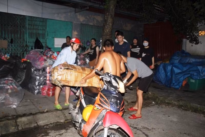 Lực lượng cứu hộ, cứu nạn và nhân dân giúp người dân có nhà bị cháy sơ tán tài sản đến nơi an toàn.