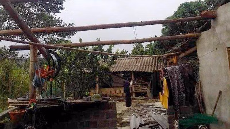 Mưa dông khiến nhà dân tại thôn Lập Thành, xã Đức Ninh, huyện Hàm Yên bị tốc mái hoàn toàn. 