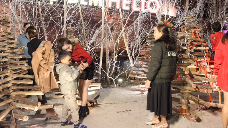 Chụp ảnh cho bà.