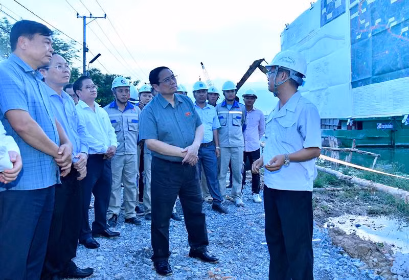 Thủ tướng Phạm Minh Chính nghe báo cáo tiến độ dự án kè chống sạt lở khẩn cấp sông Trà Nóc.