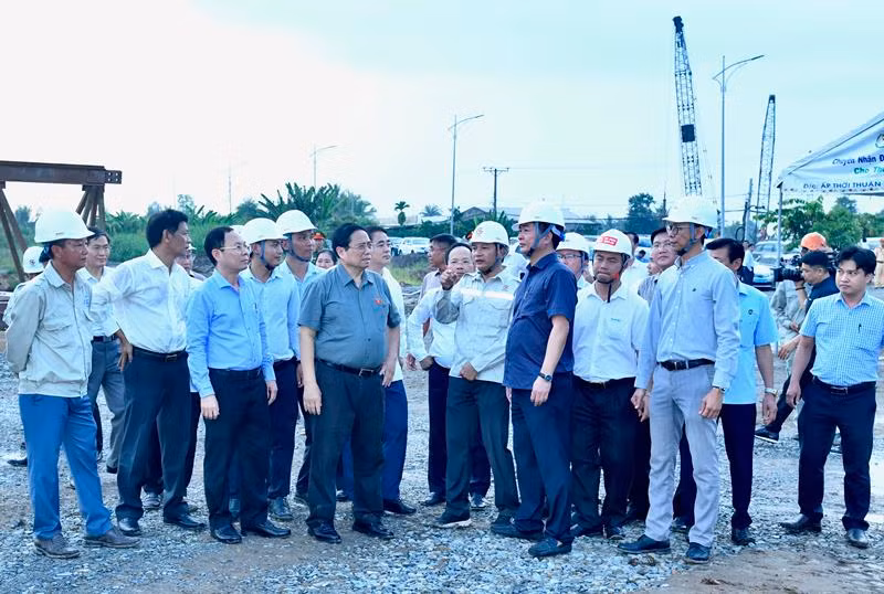 Thủ tướng Phạm Minh Chính thị sát công trường dự án tuyến đường cao tốc Châu Đốc-Cần Thơ-Sóc Trăng.