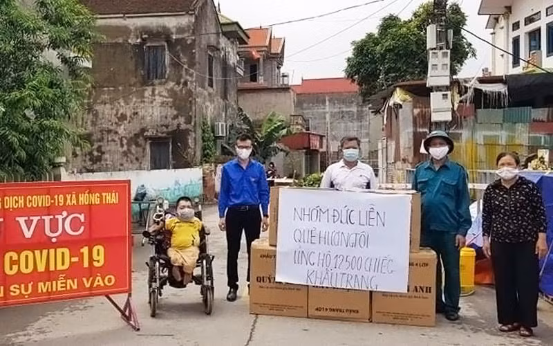 Các đại diện mô hình “Tiếng kẻng an ninh thôn Đức Liễn” nhận bằng khen vì thành tích tiêu biểu trong phòng, chống tội phạm, tệ nạn xã hội trên địa bàn tỉnh Bắc Giang, giai đoạn 2017-2022.