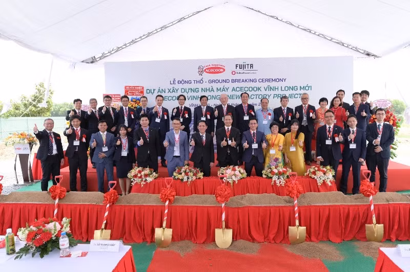 Các đại biểu trong lễ động thổ dự án.