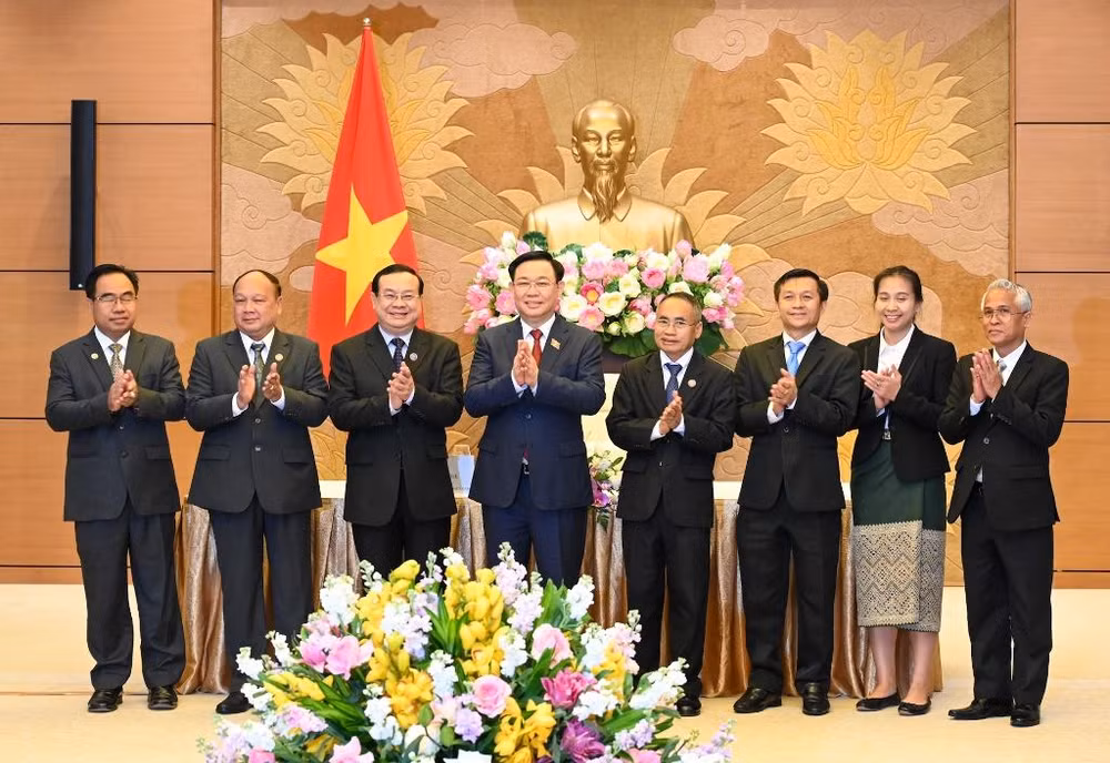 Chủ tịch Quốc hội Vương Đình Huệ với các đại biểu Đoàn Ủy ban Đối ngoại Quốc hội Lào.